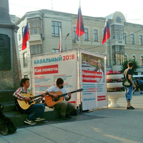 Нам песня агитировать и жить помогает