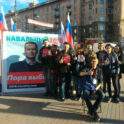 Куб на площади Революции