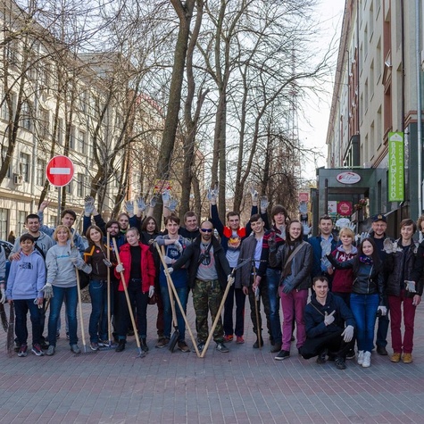 Волонтеры и сотрудники штаба на субботнике.