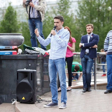 Координатор выступает на митинге