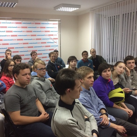Волонтеры на лекции в штабе