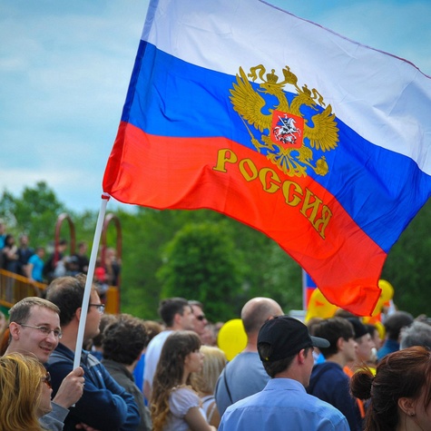 Российский флаг на митинге 12 июня