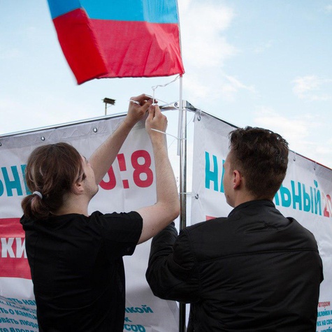 Волонтеры заканчивают сборку куба
